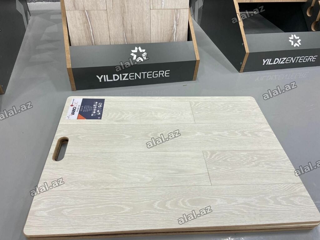 Yıldız Entegre laminat parket. Açıq rəngli, ağac teksturalı dizayna