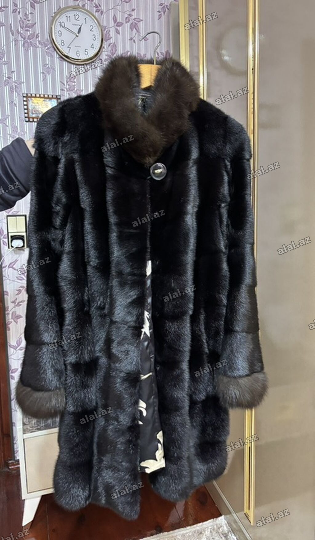 Qadın üçün qara rəngli ( tünd qəhvəyi qarışıq) kürk, 2000-ə alınıb