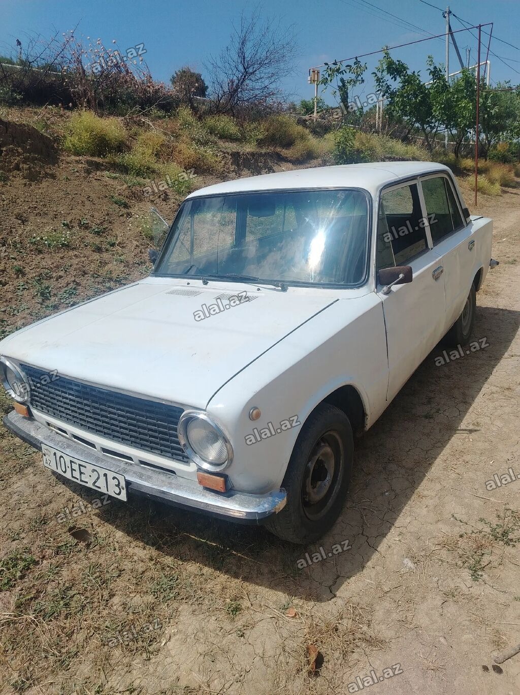 VAZ 2101 klassik sedan avtomobil. Ağ rəngdə kuzova malikdir