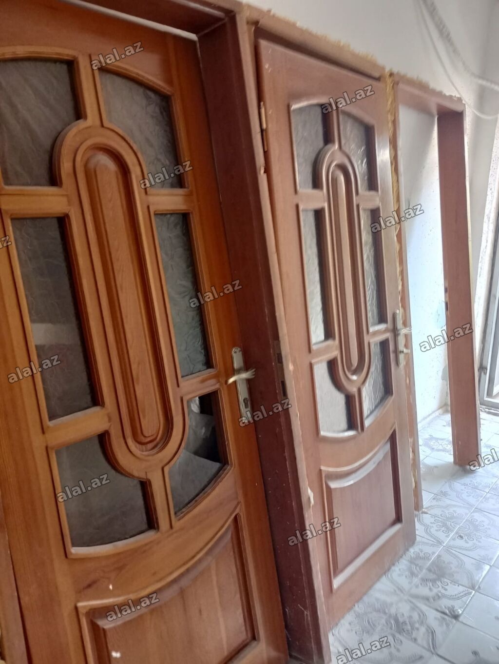 Qapi satilir. Materiali taxta, şam ağacı. Ölçüləri 2.5x90. 3 ədəd. Bir