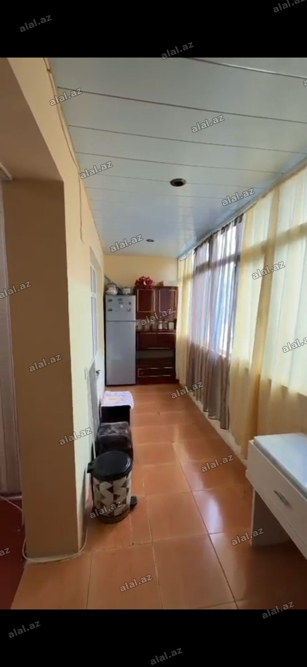Neftçilərdə Nazlı Sarayın yanı Araz marketin üstündə iki tələbə qız