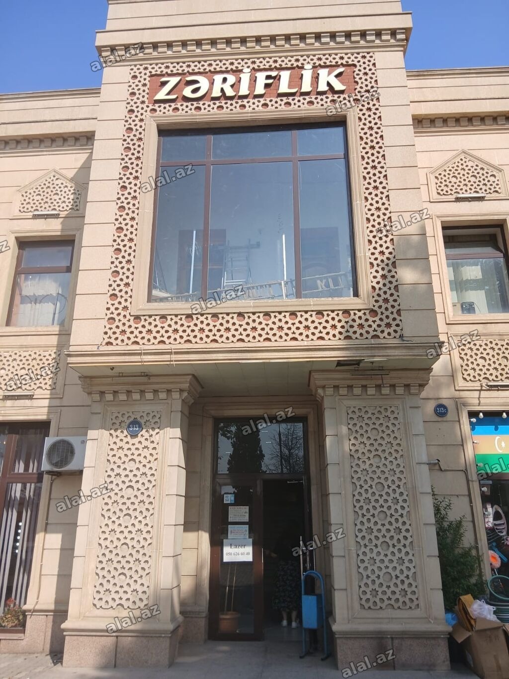 Obyekt Gəncə şəhərin mərkəzində, iki mərtəbəli, orta təmirli istilik