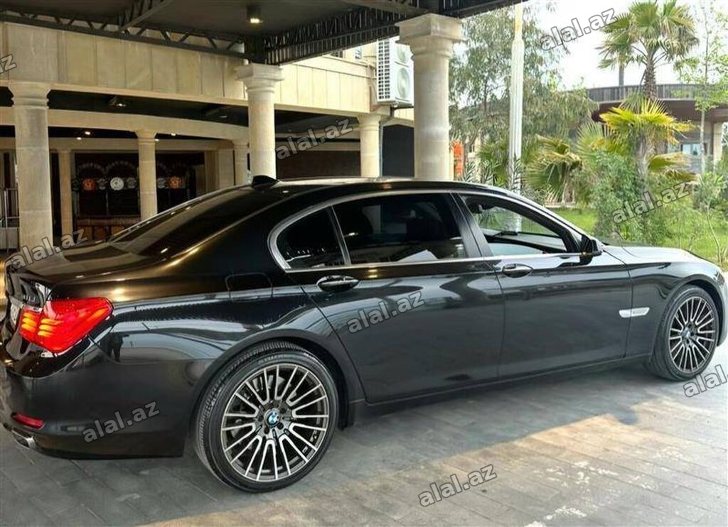 BMW 750: 4.4 l | 2010 il Sedan