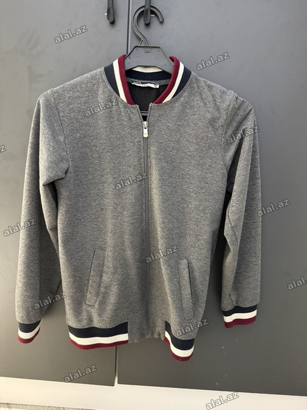 Bölməli bomber stili svitşot/jaket
 9 10 yas balacadi tezedi 10 azn