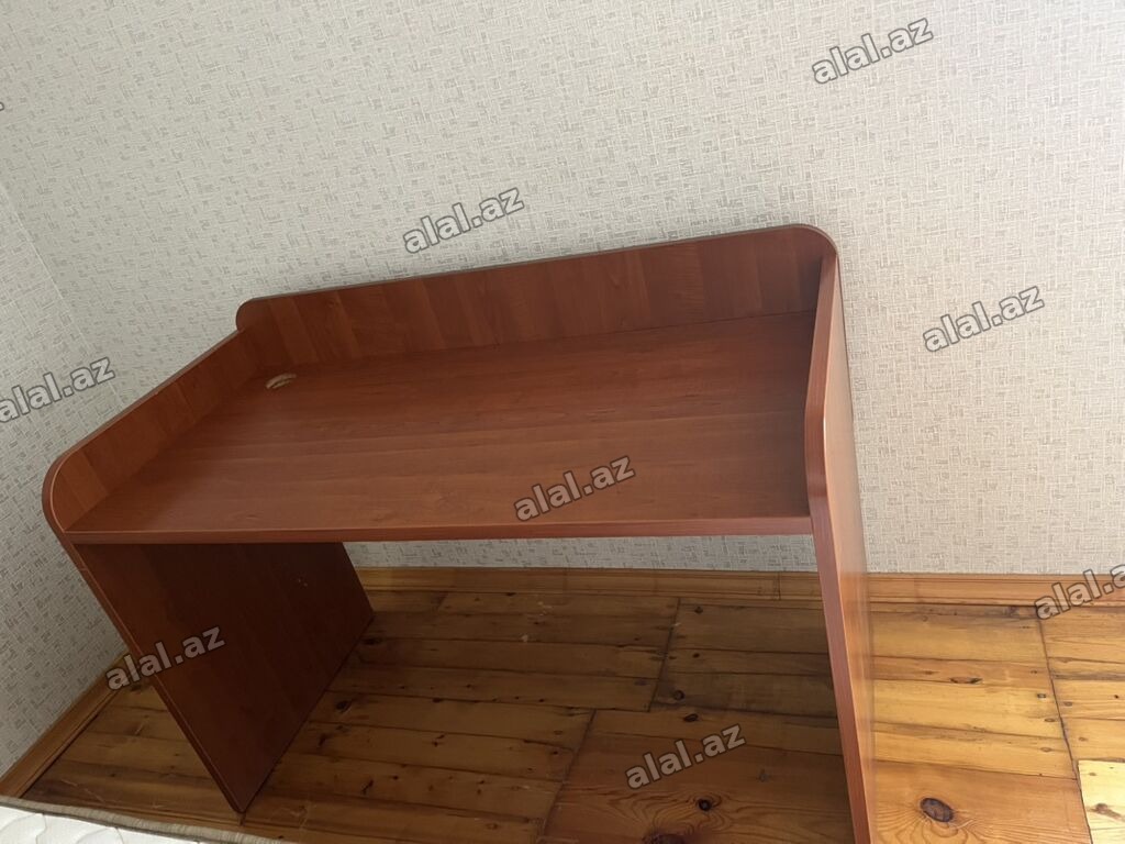 Kompyuter/iş masası – taxta teksturalı, isti qəhvəyi rəngdə. -