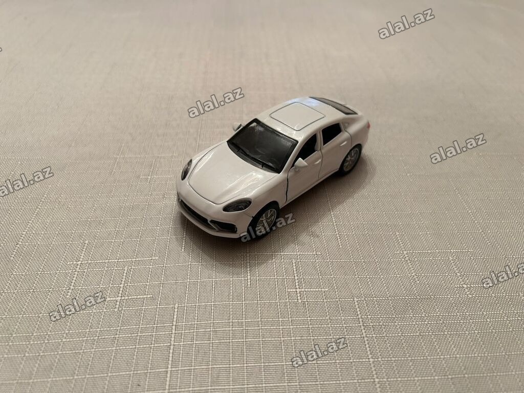 Ağ rəngli metal oyuncaq maşın – sedan/krossover üslubunda miniatür
