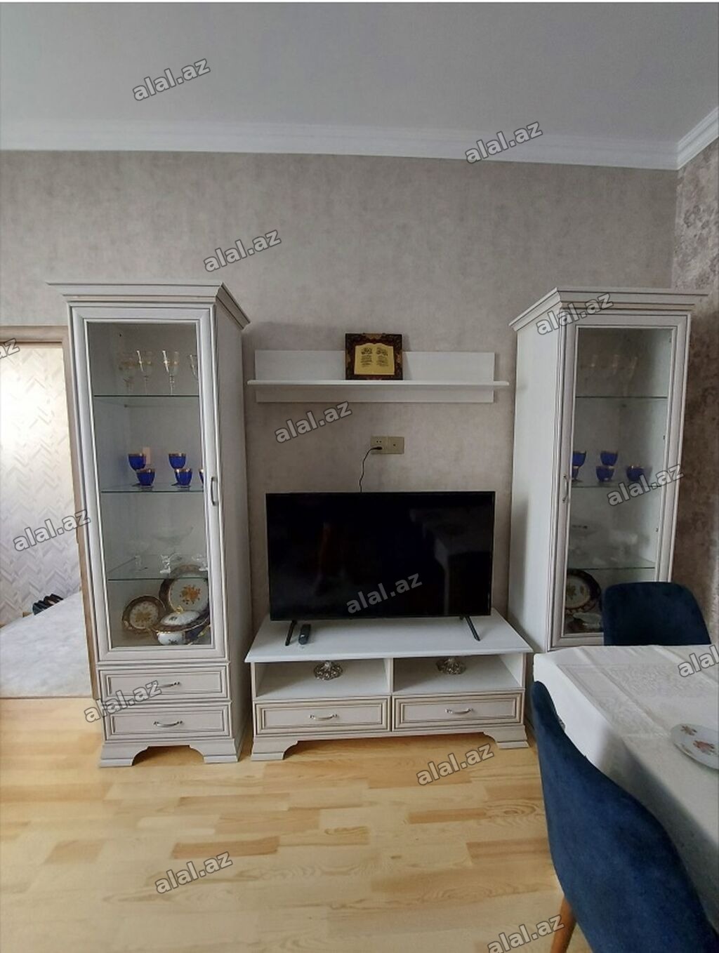 Klassik üslubda qonaq otağı üçün mebel dəsti Tərkibi: - TV stendi: 2
