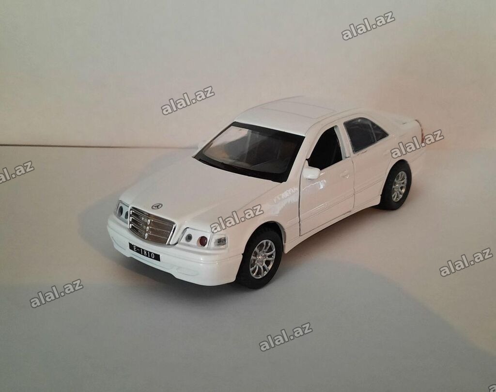 Ağ rəngli sedan tipli oyuncaq avtomobil maketi - Miqyas: təxmini