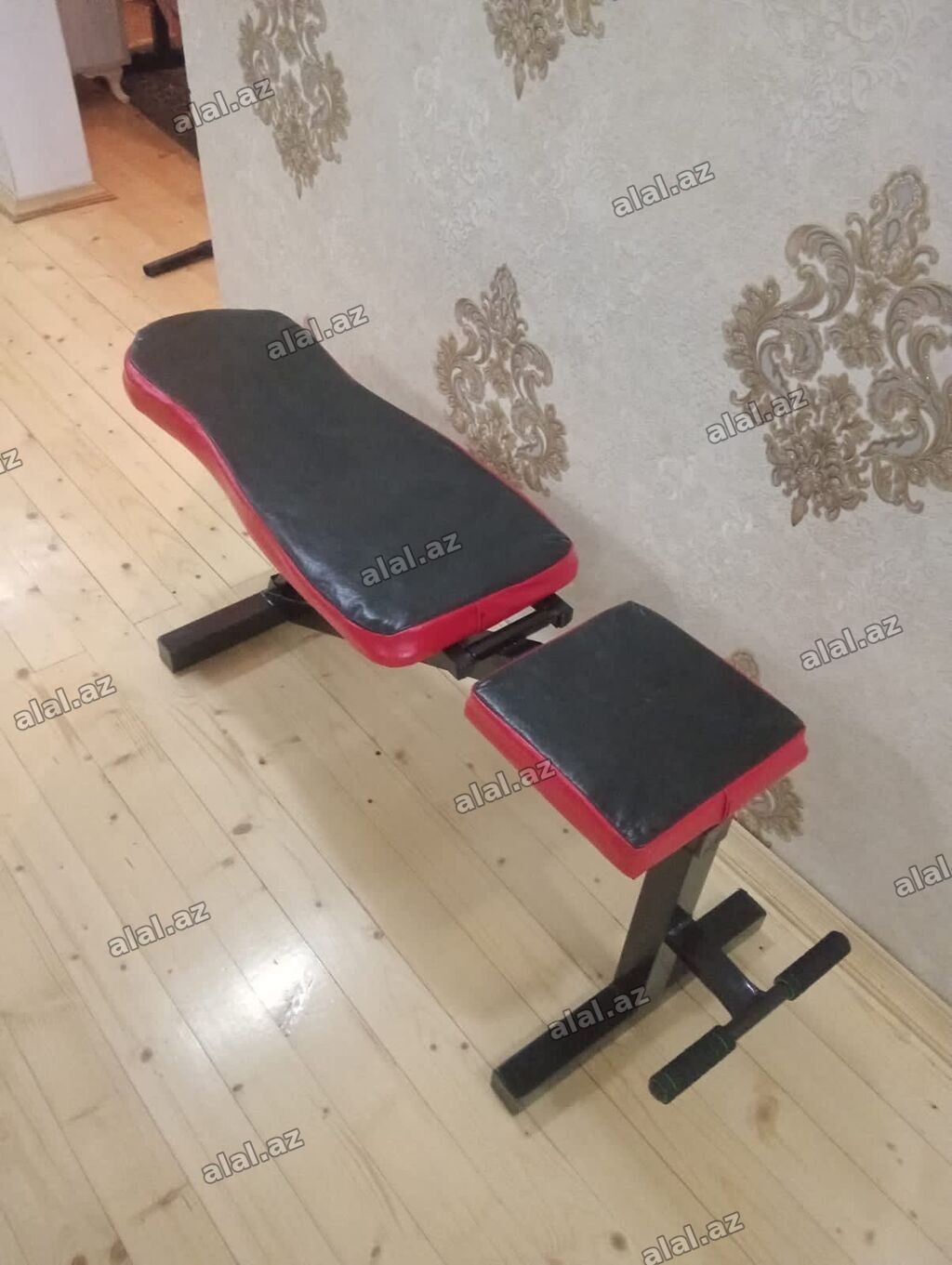 Çoxfunksiyalı fitnes skamyası - Üst və oturacaq hissəsi qara rəngdə