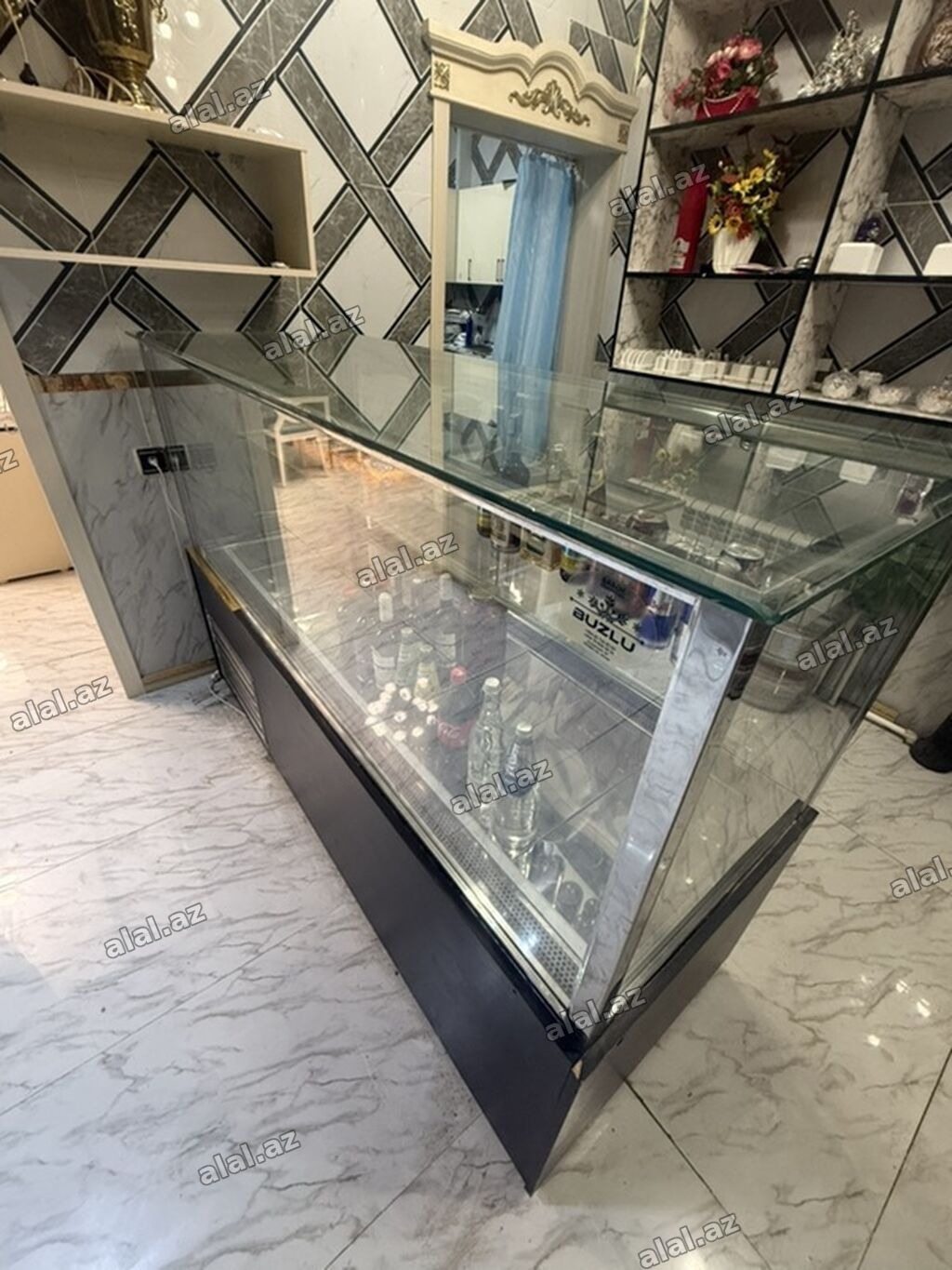 Soyuduculu vitrin – şüşə önlü, üfüqi servis tipli. Tam İdeal