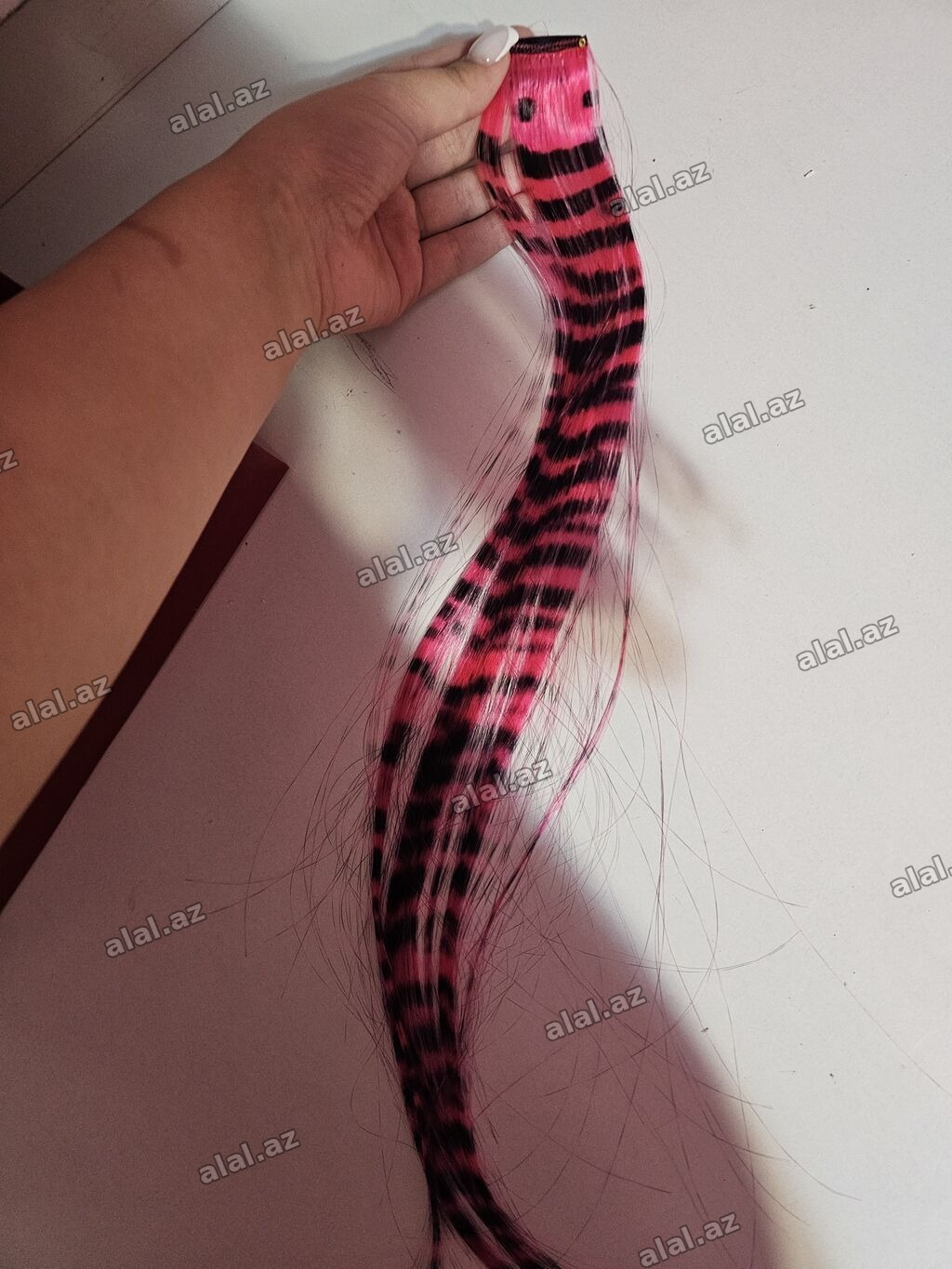 Çəpikli rəngli saç tutumu – leopard naxışlı, çəhrayı-qaranın