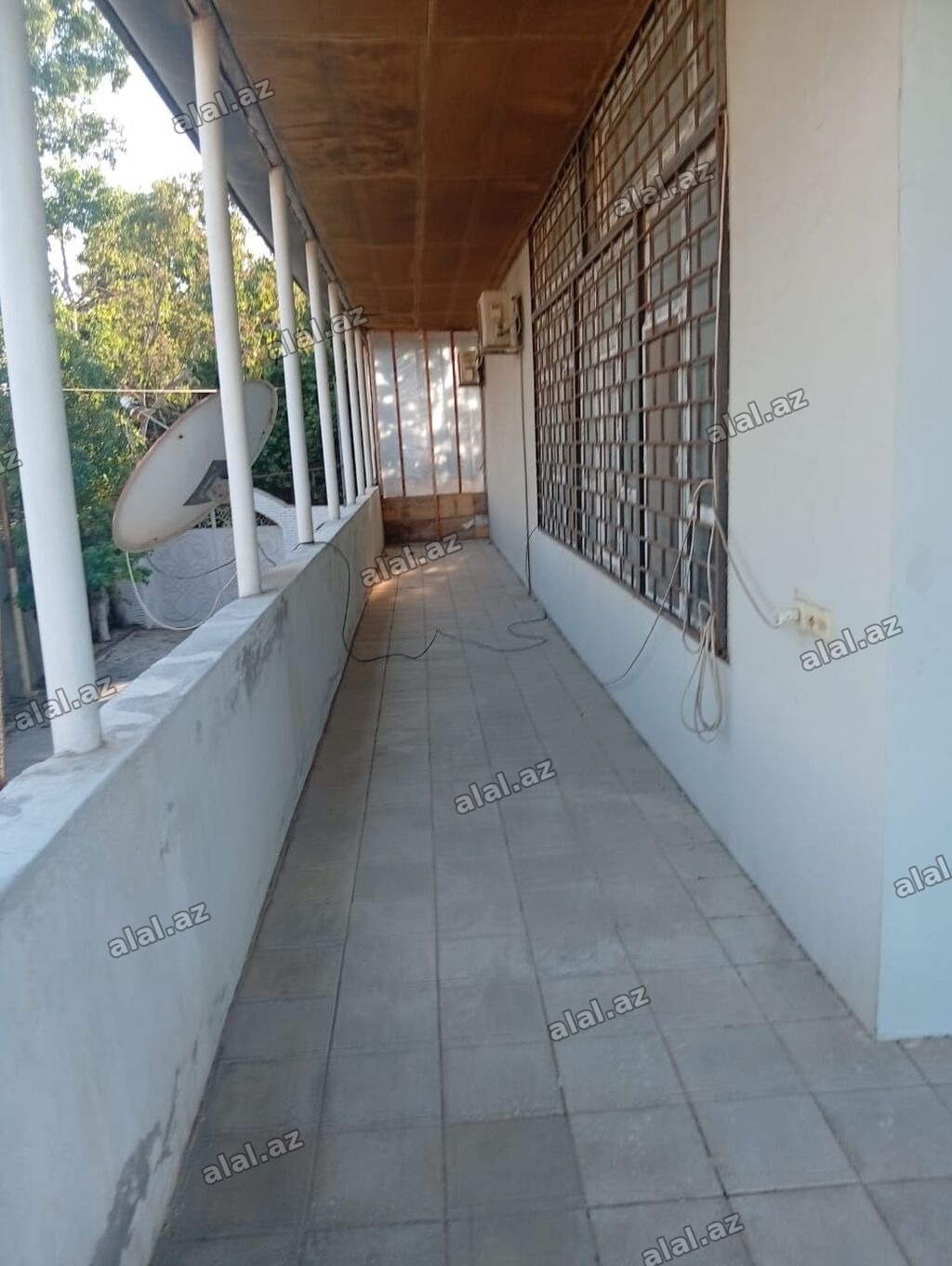 Geniş həyətyanı sahəsi və uzun eyvanı olan fərdi yaşayış evi -