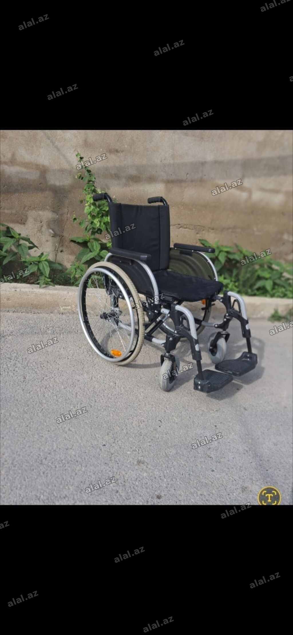 Əl ilə idarə olunan əlil arabası. Yüngül və möhkəm metal karkaslı